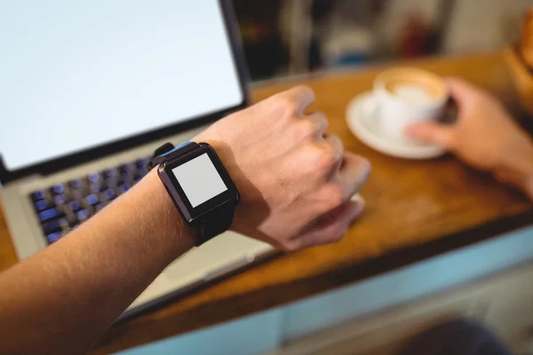 Prázdné chytré hodinky na ruce v kavárně — Stock fotografie