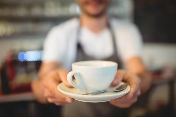 Barista sirviendo café en la cafetería — Foto de Stock