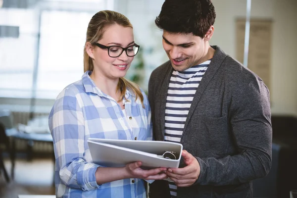 Colleagues looking at document — Stock Photo, Image