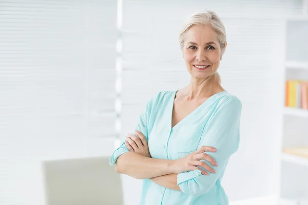 Femme âgée souriante à la maison — Photo