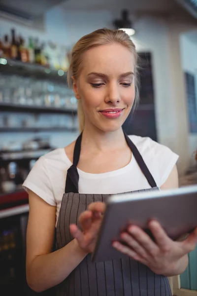 Ägare med hjälp av tablet på kafé — Stockfoto