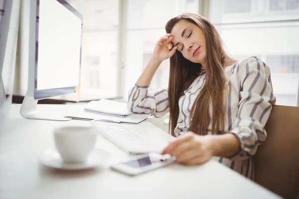 Podnikatelka relaxuje v kanceláři — Stock fotografie