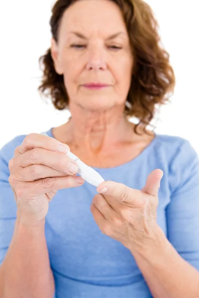 Mujer que usa monitor de glucosa en sangre — Foto de Stock