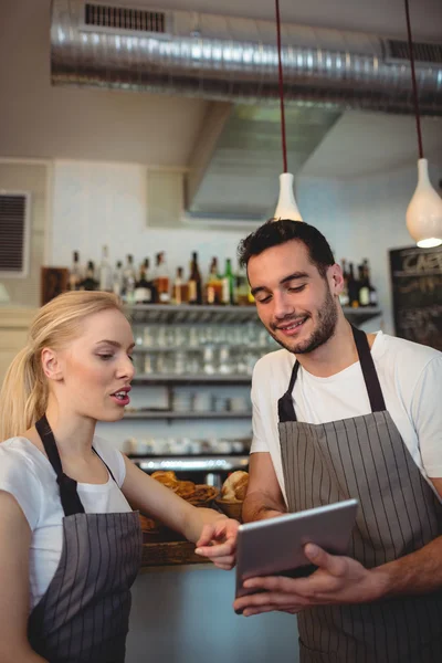 Travailleurs utilisant une tablette au café — Photo