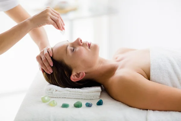 Masseur giving massage treatment to woman — Stock Photo, Image