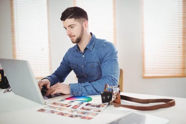 Man werkt op laptop op kantoor — Stockfoto