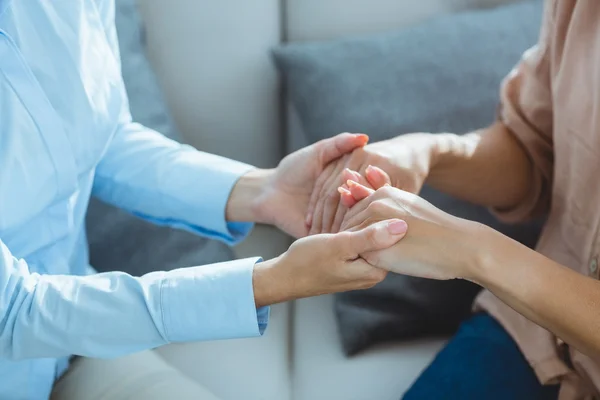 Therapist holding patient hands — Stock Photo, Image