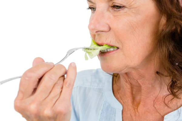 Зрелая женщина ест овощной салат — стоковое фото