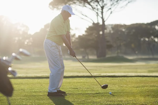 Golfista maduro parado en el campo — Foto de Stock