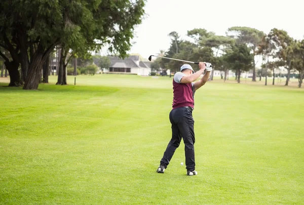 Golfer verhogen van zijn golf club — Stockfoto