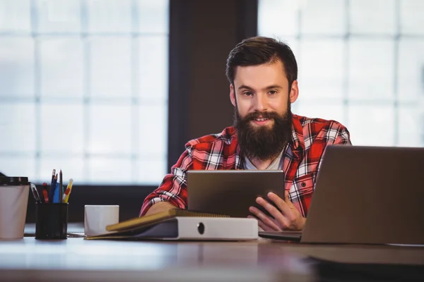 Hipster usando tablet no escritório criativo — Fotografia de Stock