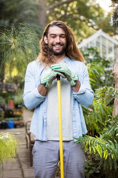 Jardineiro com ferramenta de retenção de cabelo longo — Fotografia de Stock