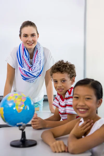 Professor com menino e menina em sala de aula — Fotografia de Stock