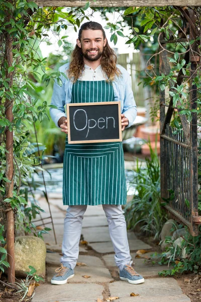 Kertész üzem nyílt szöveg chalkboard — Stock Fotó