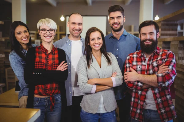 Kendine güvenen iş adamları yaratıcı Office — Stok fotoğraf