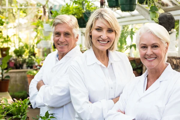 Vertrouwen mannelijke en vrouwelijke wetenschappers — Stockfoto