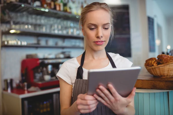 Female owner using tablet at cafe — Stock Photo, Image