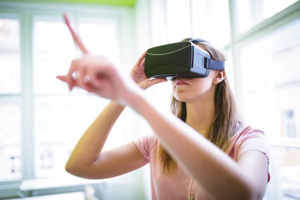 Ontwerper met behulp van virtual reality headset — Stockfoto
