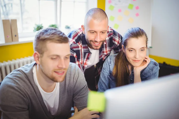 Geschäftsleute schauen im Büro auf Computer — Stockfoto