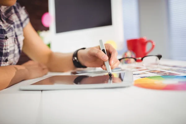 Женщина с помощью цифрового планшета в офисе — стоковое фото