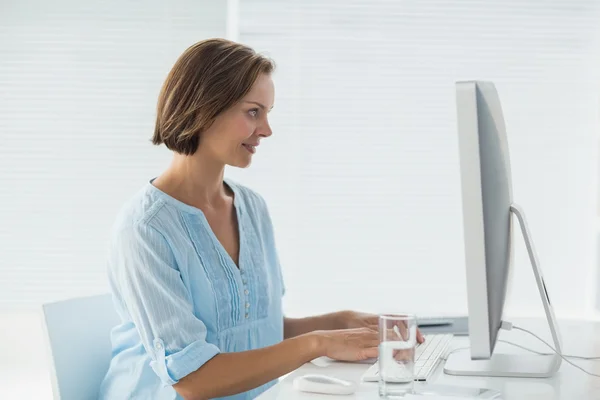 Mujer trabajando en la computadora — Foto de Stock