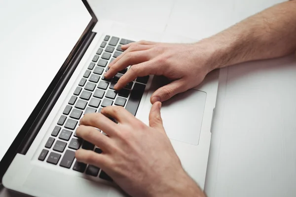Man werkt op laptop op kantoor — Stockfoto
