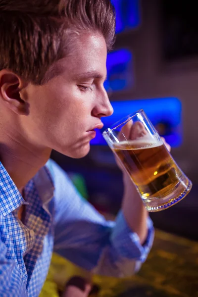 若い男がビールを飲む — ストック写真