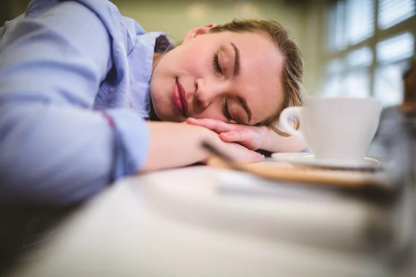 Zakenvrouw slapen in creatief — Stockfoto