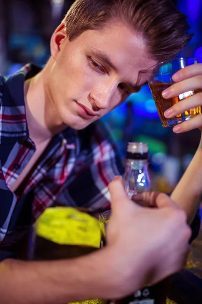Uomo triste che tiene bicchiere di whisky — Foto Stock
