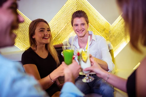 Freudige Freunde stoßen auf Cocktail an — Stockfoto