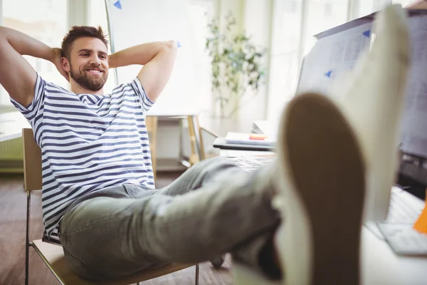 Affärsman avkopplande i creative office — Stockfoto