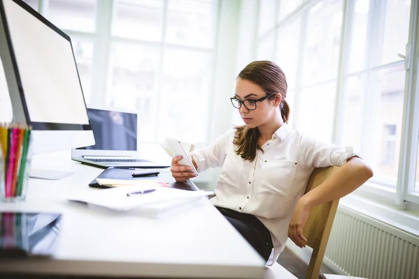 Ernstige grafisch ontwerper met behulp van de telefoon — Stockfoto