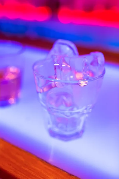 Cubos de hielo en vaso de bebida — Foto de Stock