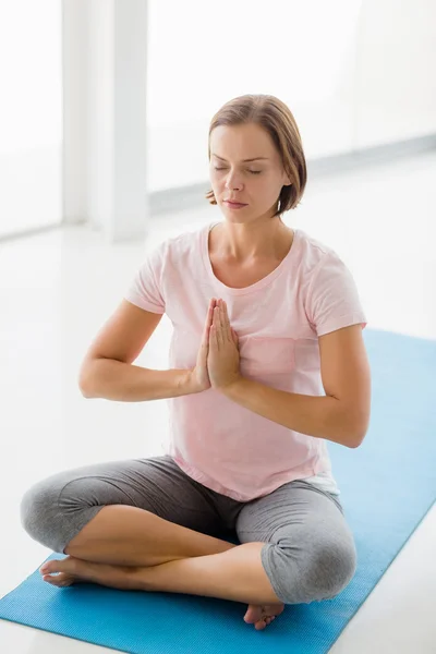 Jeune femme peforming yoga — Photo