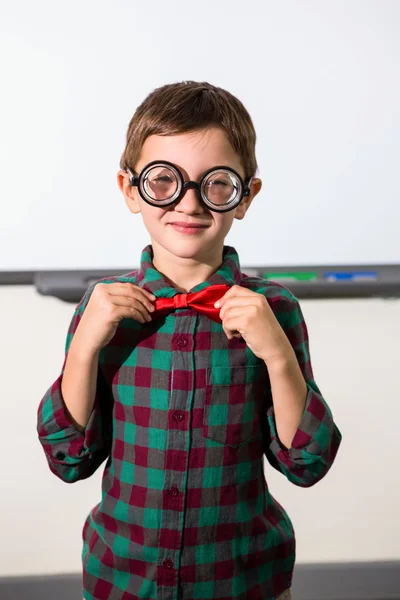 Niño atando arco mientras está de pie — Foto de Stock