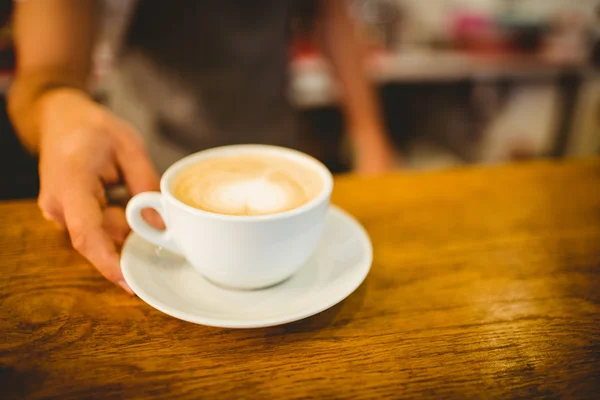 Barista serveren hart vorm schuimige koffie — Stockfoto