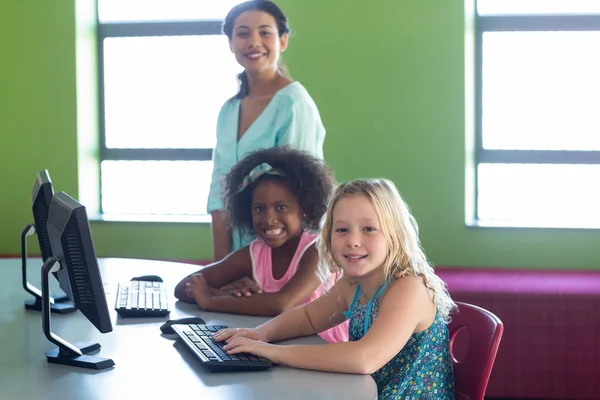 Lachende leraar met kinderen — Stockfoto