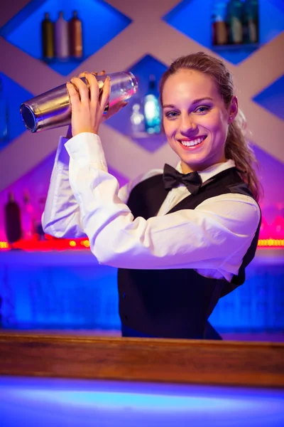 Barmaid with cocktail shaker at counter — Stock Photo, Image
