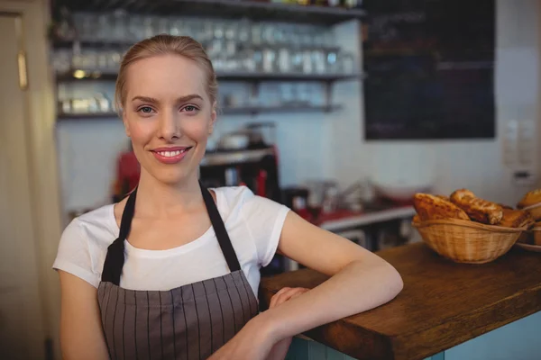 Attraktiva barista på café — Stockfoto