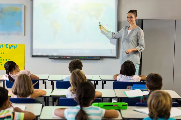 Leraar lesgeven schoolkinderen met projectorscherm — Stockfoto
