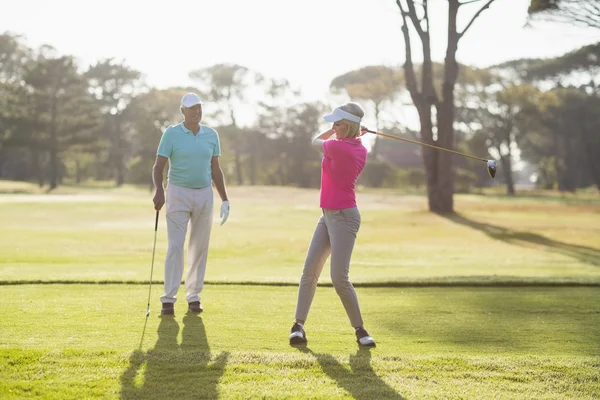 Maduro golfista jogando pelo homem — Fotografia de Stock