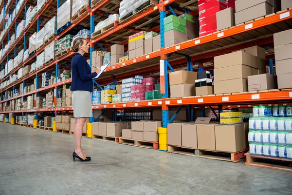 Mujer de negocios se está concentrando durante el trabajo — Foto de Stock