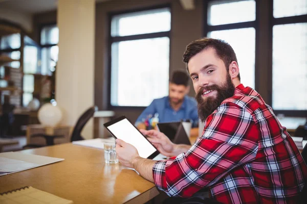 Pewnie biznesmen za pomocą tabletu — Zdjęcie stockowe