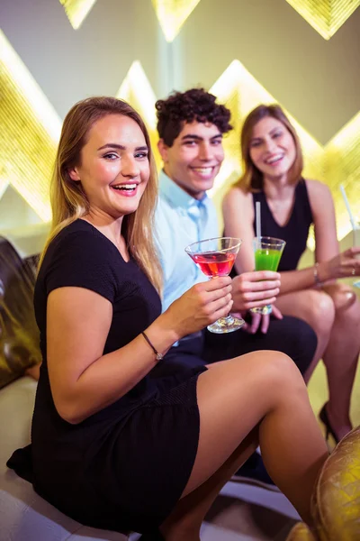 Fröhliche Freunde sitzen im Nachtclub — Stockfoto