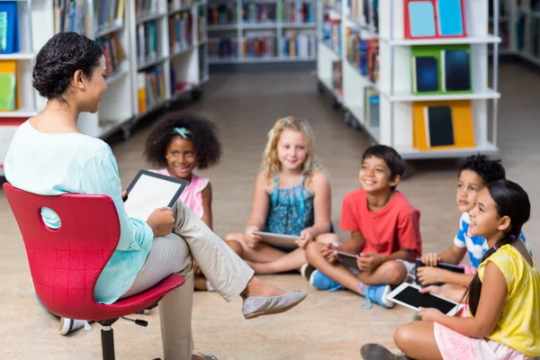 Maestro con niños usando tabletas digitales — Foto de Stock