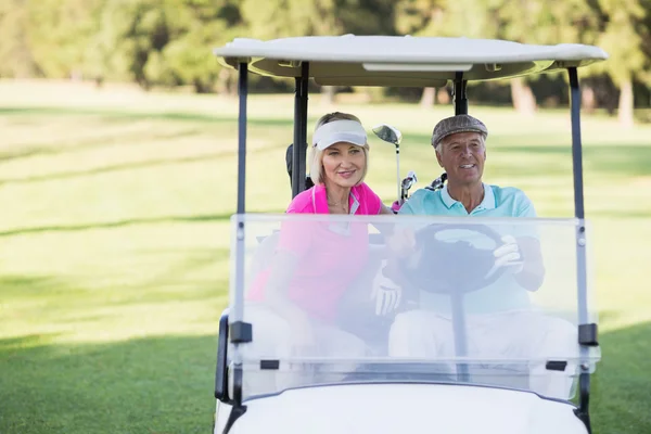 Golfer couple sitting in golf buggy — Stock Photo, Image