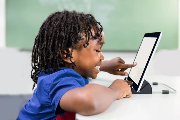 Jongen met behulp van de tablet in de klas — Stockfoto