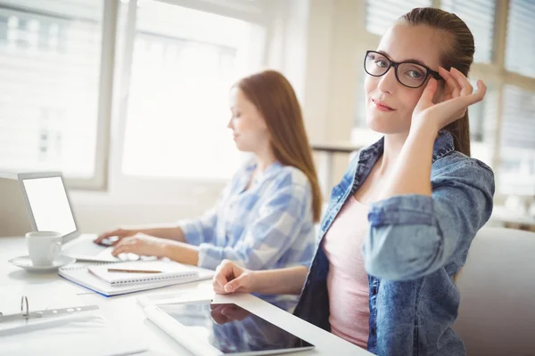 Bizneswoman z kolega na biurku w biurze — Zdjęcie stockowe