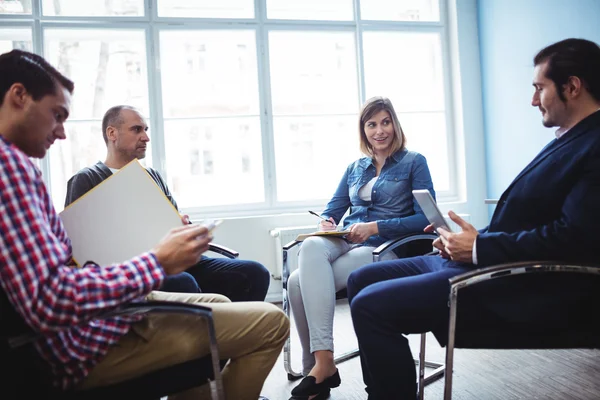 Gente de negocios discutiendo durante reunión — Foto de Stock