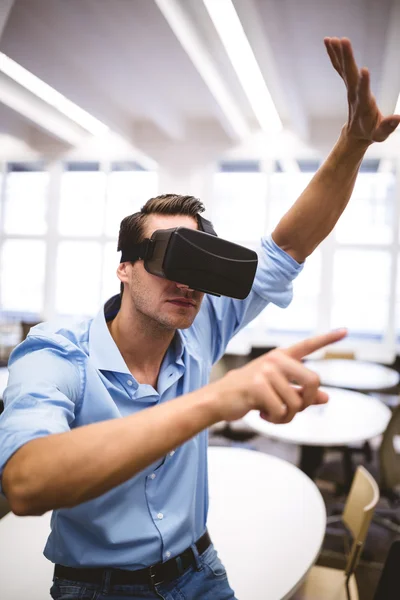 Executivo desfrutando de fone de ouvido realidade virtual — Fotografia de Stock